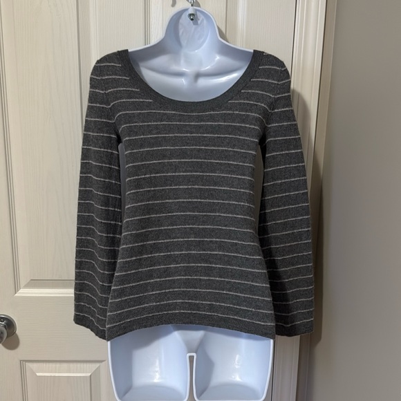 VINCE Cashmere Sweater - Picture 3 of 8